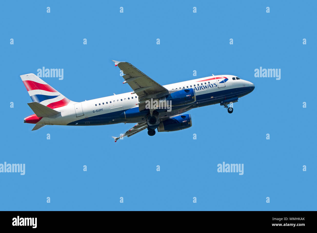 Airbus A319-131, fuselage étroit, bimoteur de transport commercial de passagers avion de ligne de British Airways en vol sur fond de ciel bleu Banque D'Images