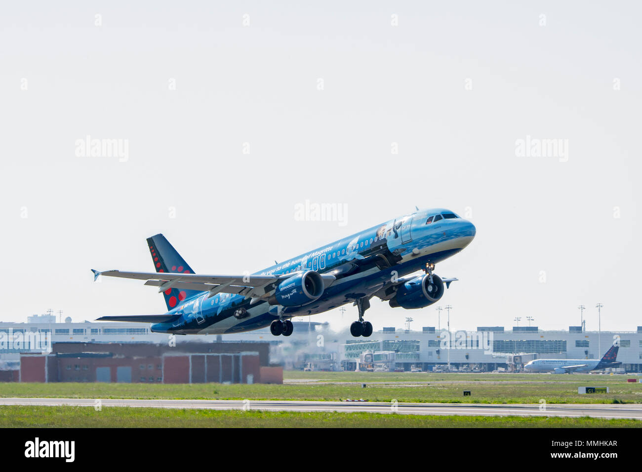 Airbus A320-214 en livrée, Magritte bimoteur de transport commercial de passagers avion de ligne de Belgian Brussels Airlines décollant de l'aéroport de Bruxelles Banque D'Images