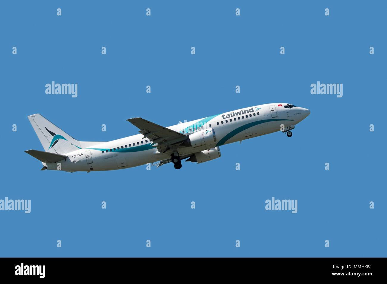 Boeing 737-4Q8, moyenne, étroite-body avion de ligne à partir de la composante vent arrière Airlines, compagnie aérienne turque en vol sur fond de ciel bleu Banque D'Images