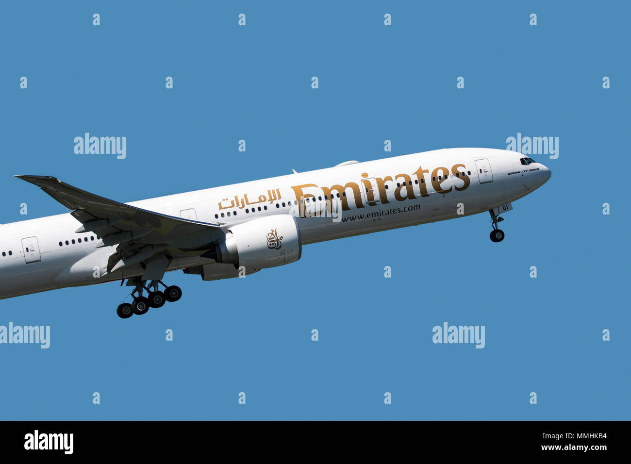 Boeing 777-300ER, long-courriers de bimoteur, avion de ligne de la compagnie aérienne Emirates, basée à Dubaï, aux Emirats Arabes Unis en vol sur fond de ciel bleu Banque D'Images