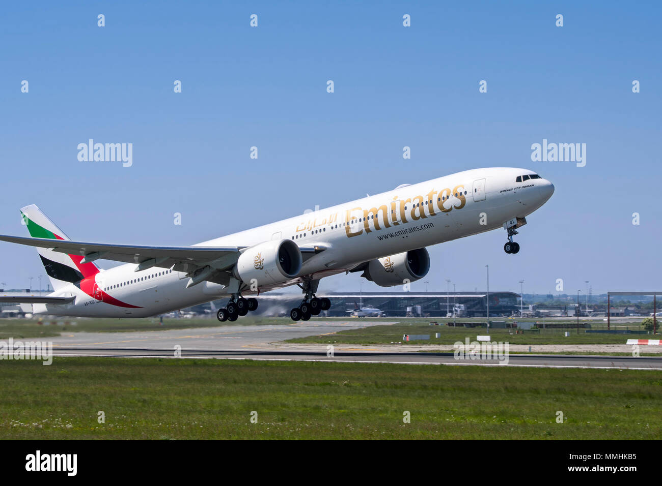 Boeing 777-300ER, long-courriers de bimoteur, avion de ligne de la compagnie aérienne Emirates, basée à Dubaï, Émirats arabes unis, décoller de la piste Banque D'Images