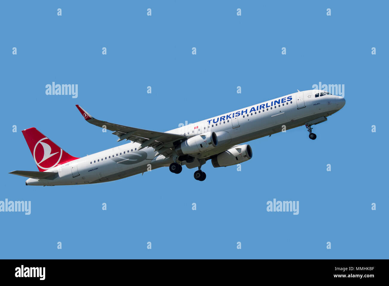 Airbus A321-231, fuselage étroit, bimoteur de transport commercial de passagers avion de ligne de Turkish Airlines en vol sur fond de ciel bleu Banque D'Images