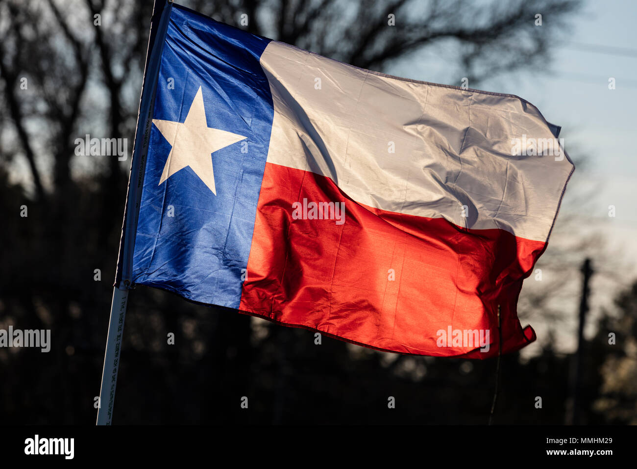 6 mars 2018 - PAVILLON DE L'ÉTAT DU TEXAS - Texas 'Lone Star' flag se détache sur un ciel bleu comme il vole dans un vent constant de Houston, Texas Banque D'Images