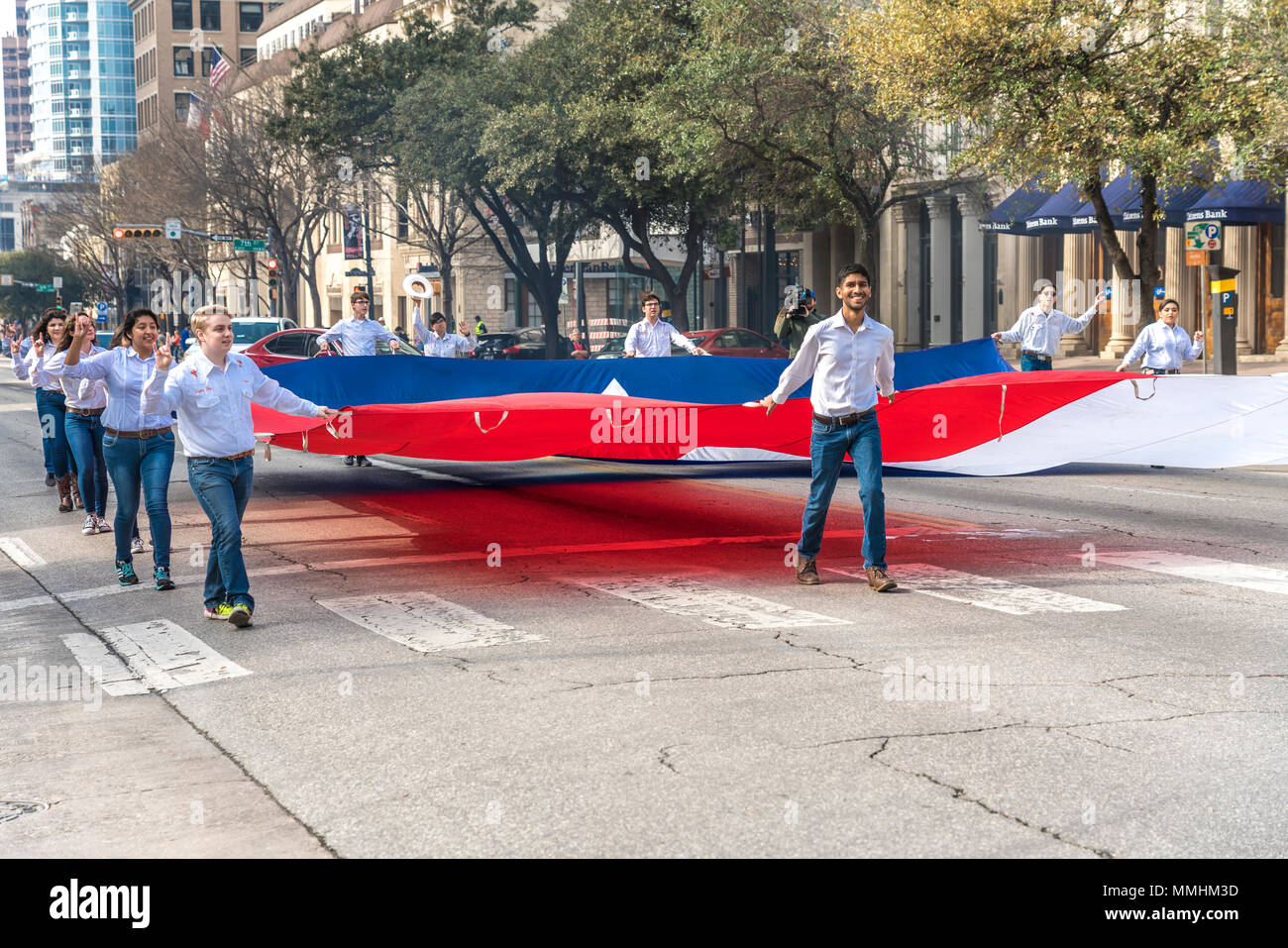 3 mars 2018 - AUSTIN, TEXAS - les étudiants de l'Université du Texas Texas portent le drapeau pour le congrès annuel de l'Avenue de l'indépendance du Texas à la parade de la Texas Capitol. Un fonctionnaire de l'Etat, la journée célèbre Texas' déclaration d'indépendance du Mexique le 2 mars, 1836 Banque D'Images