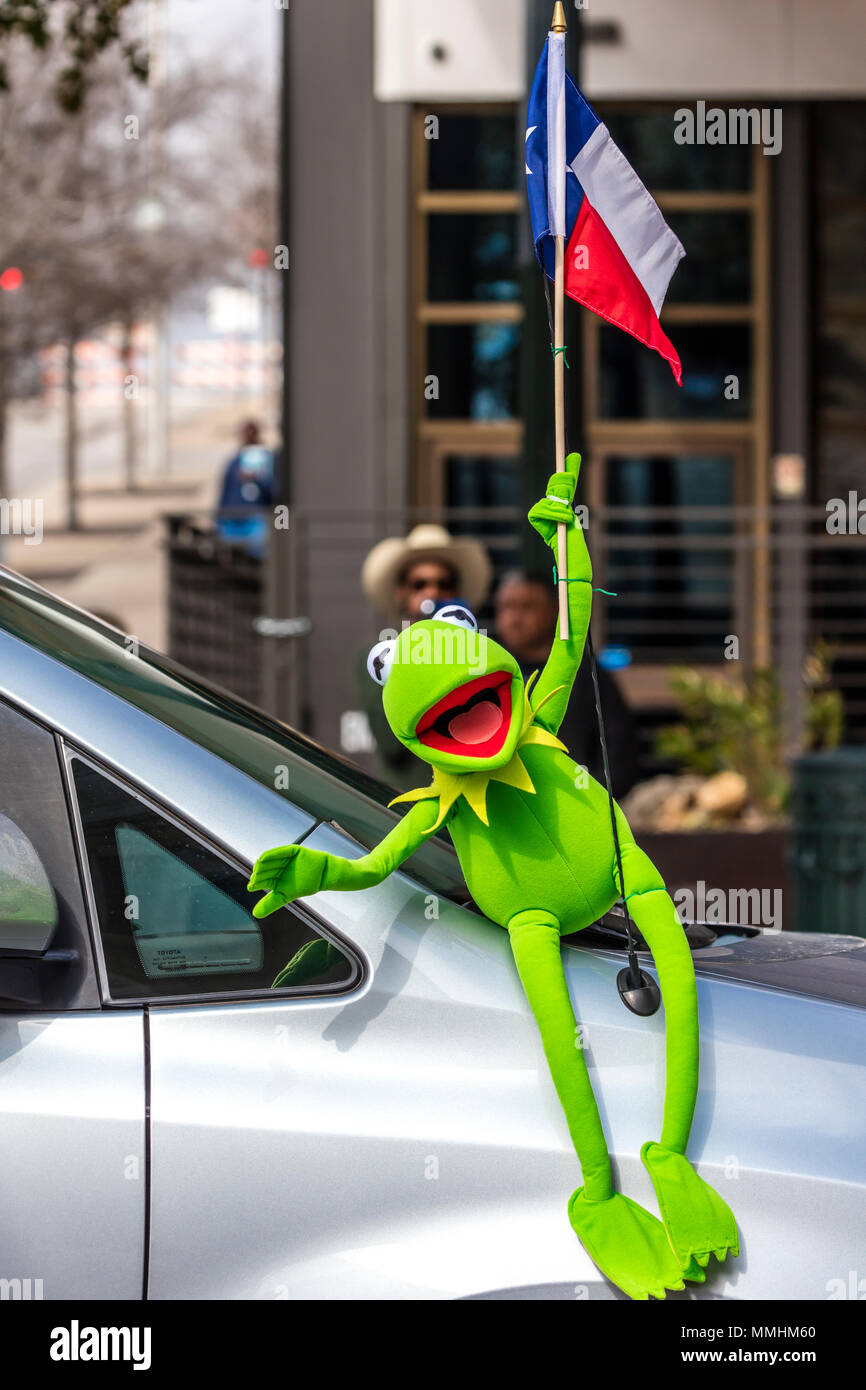 3 mars 2018 - AUSTIN, TEXAS - Kermit la grenouille célébrer l'indépendance du Texas Day Parade sur Congress Avenue à la parade annuelle de la Texas Capitol. Un fonctionnaire de l'Etat, la journée célèbre Texas' déclaration d'indépendance du Mexique le 2 mars, 1836 Banque D'Images