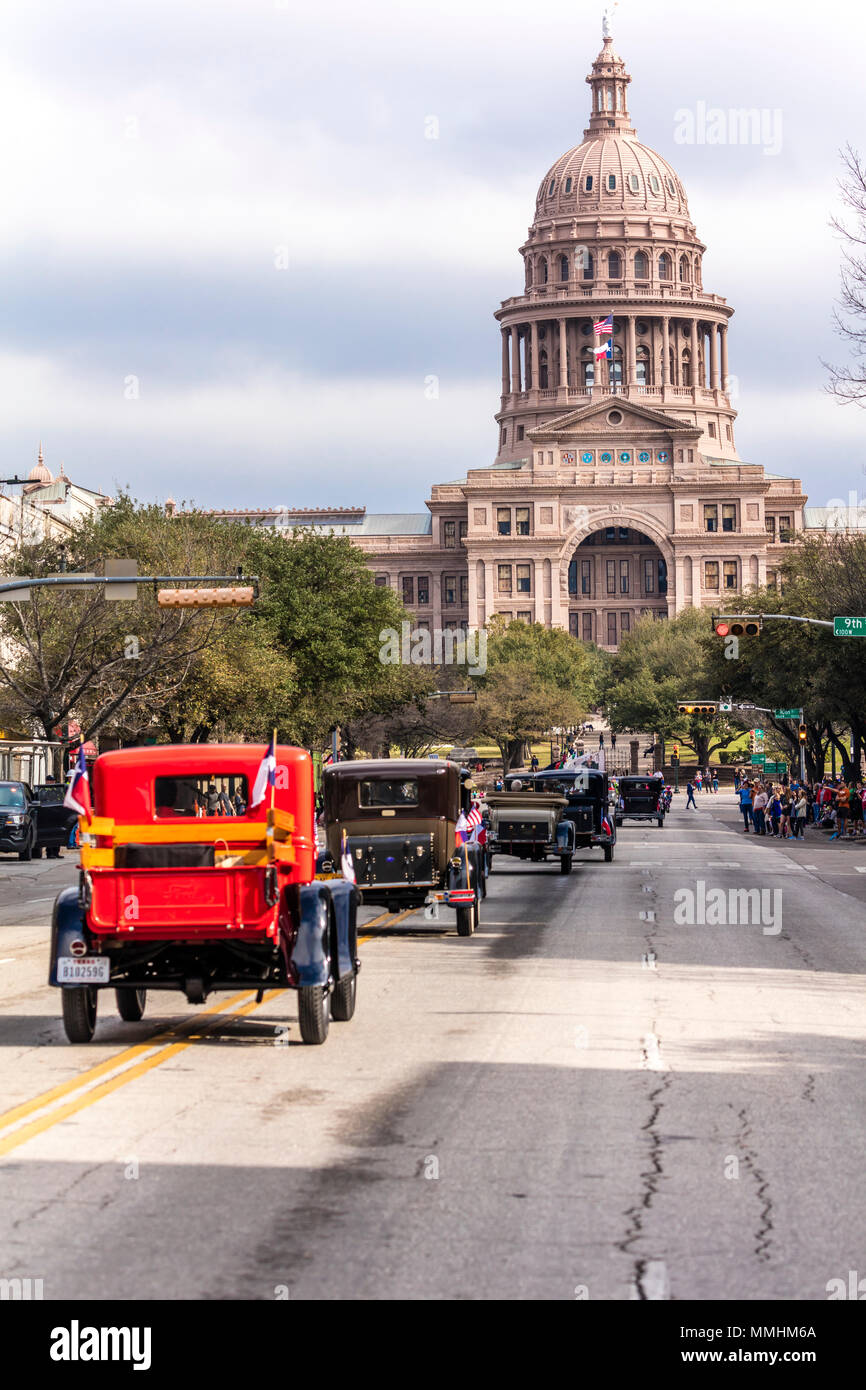 3 mars 2018 - AUSTIN, TEXAS - Voitures anciennes dur lors de l'indépendance du Texas Day Parade sur Congress Avenue à la parade annuelle de la Texas Capitol. Un fonctionnaire de l'Etat, la journée célèbre Texas' déclaration d'indépendance du Mexique le 2 mars, 1836 Banque D'Images