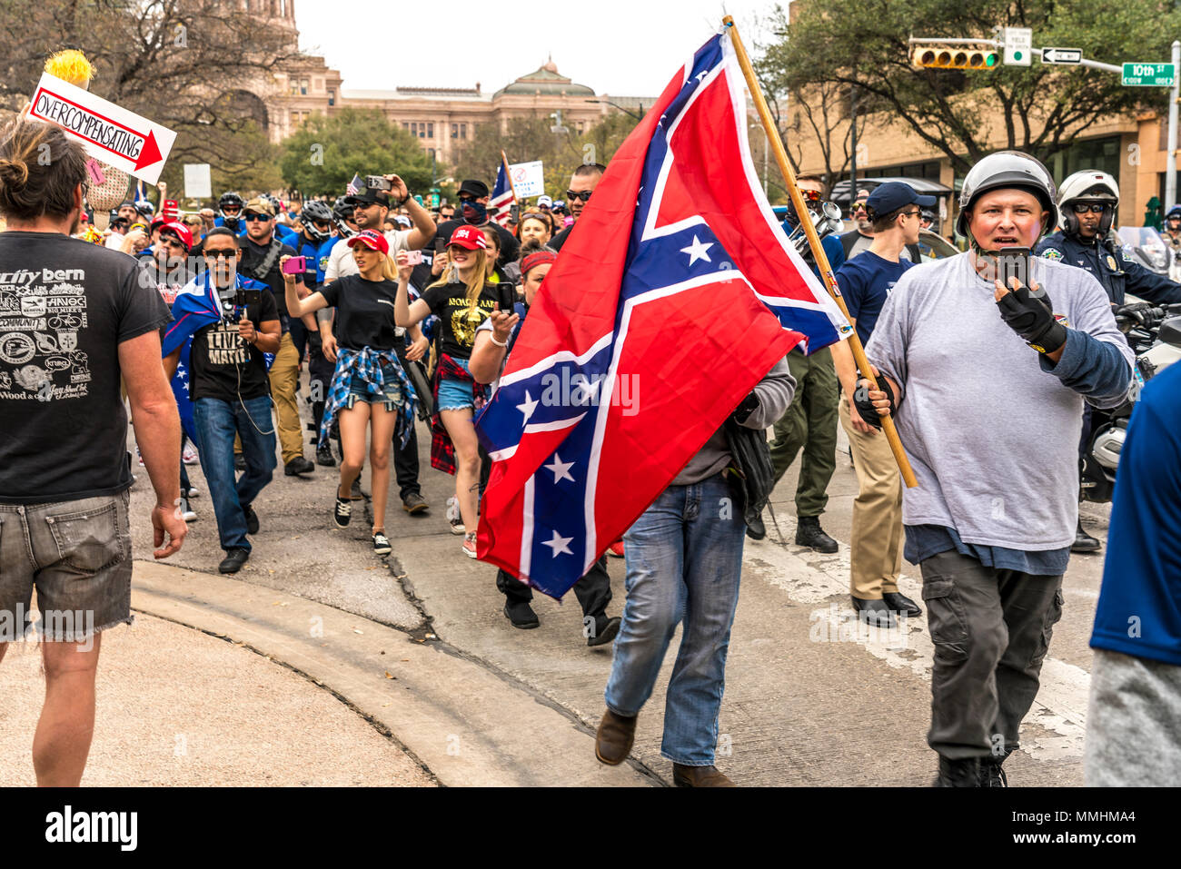 3 mars 2018, PRO-TRUMP RALLY, AUSTIN TEXAS - Pro-Trump Rallye attente militants soutenant le président Trump, State Capitol, Austin Texas et disposent d'un drapeau confédéré Banque D'Images