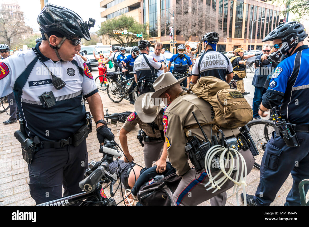 3 mars 2018, PRO-TRUMP RALLY, AUSTIN, TEXAS - l'arrestation par les policiers pour et contre les militants d'atout à soutenir le président Rallye Trump, State Capitol, Austin Texas Banque D'Images