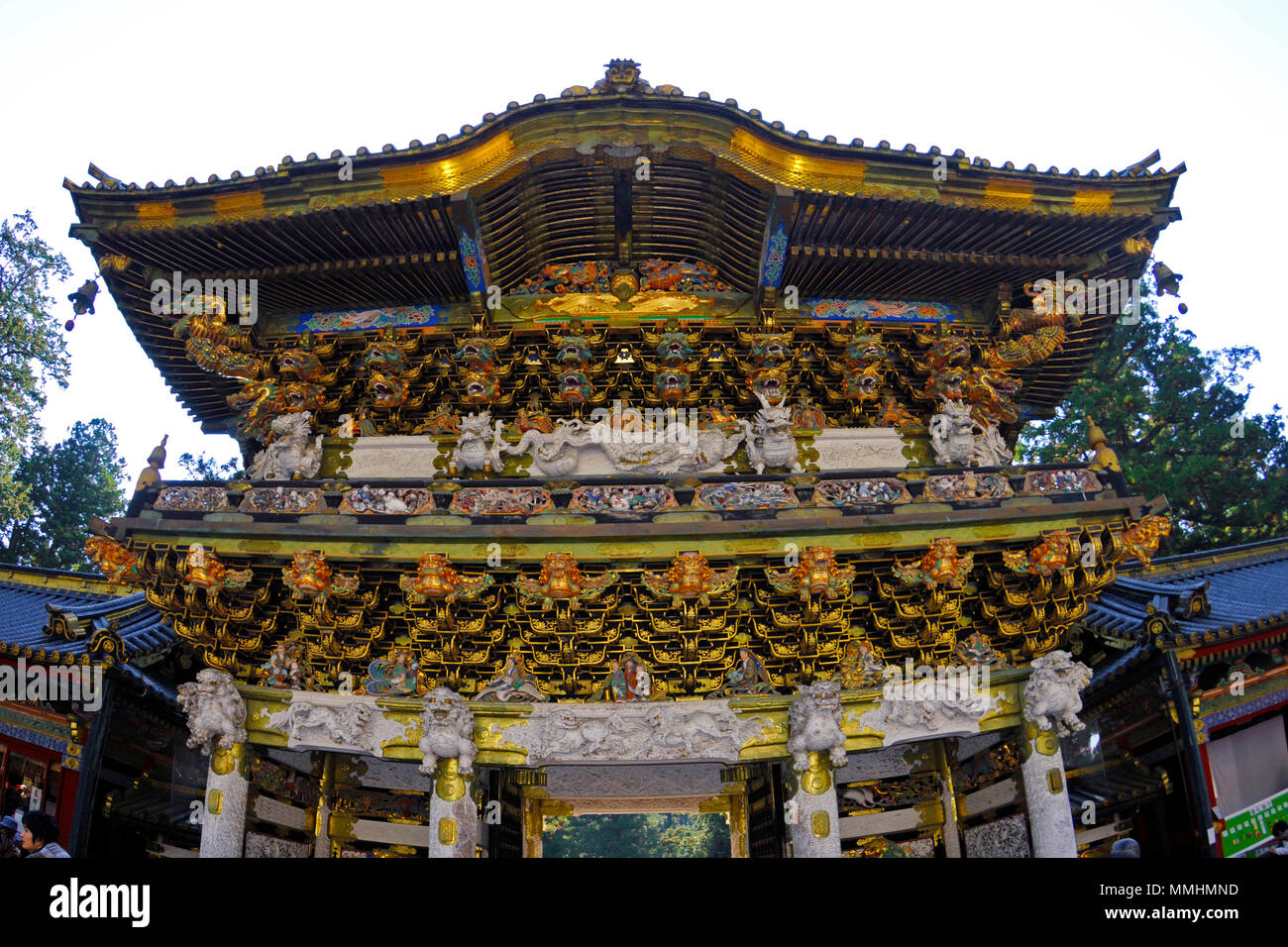 Façade ornée d'un complexe de temples à l'intérieur du sanctuaire Toshogu, Nikko, Japon Banque D'Images
