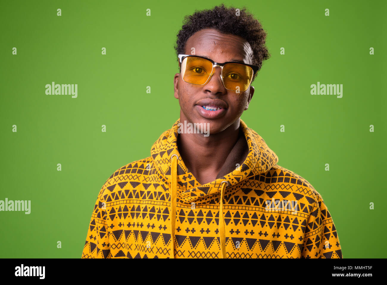 Jeune homme africain contre un arrière-plan vert Banque D'Images