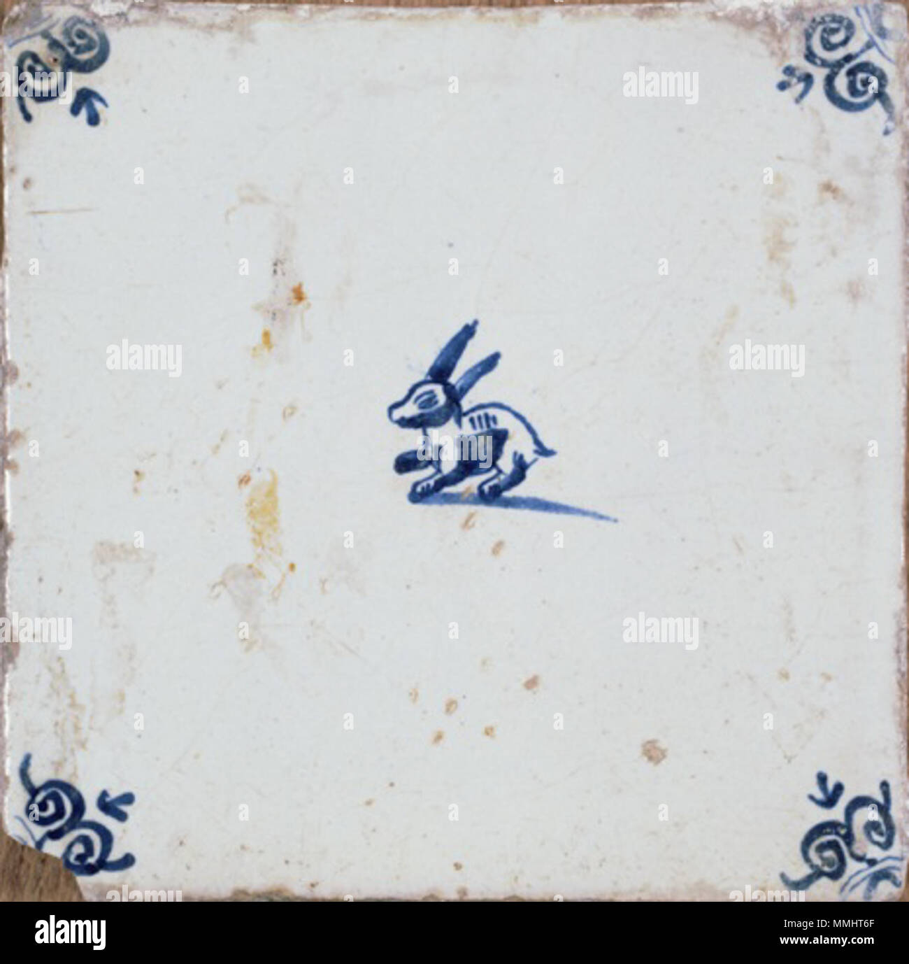 Tuile poterie émaillée, décor bleu et blanc d'un lapin. 17e siècle. Tuile poterie émaillée, décor bleu et blanc d'un lapin Rijksdienst voor het Cultureel Erfgoed NK1207 Banque D'Images