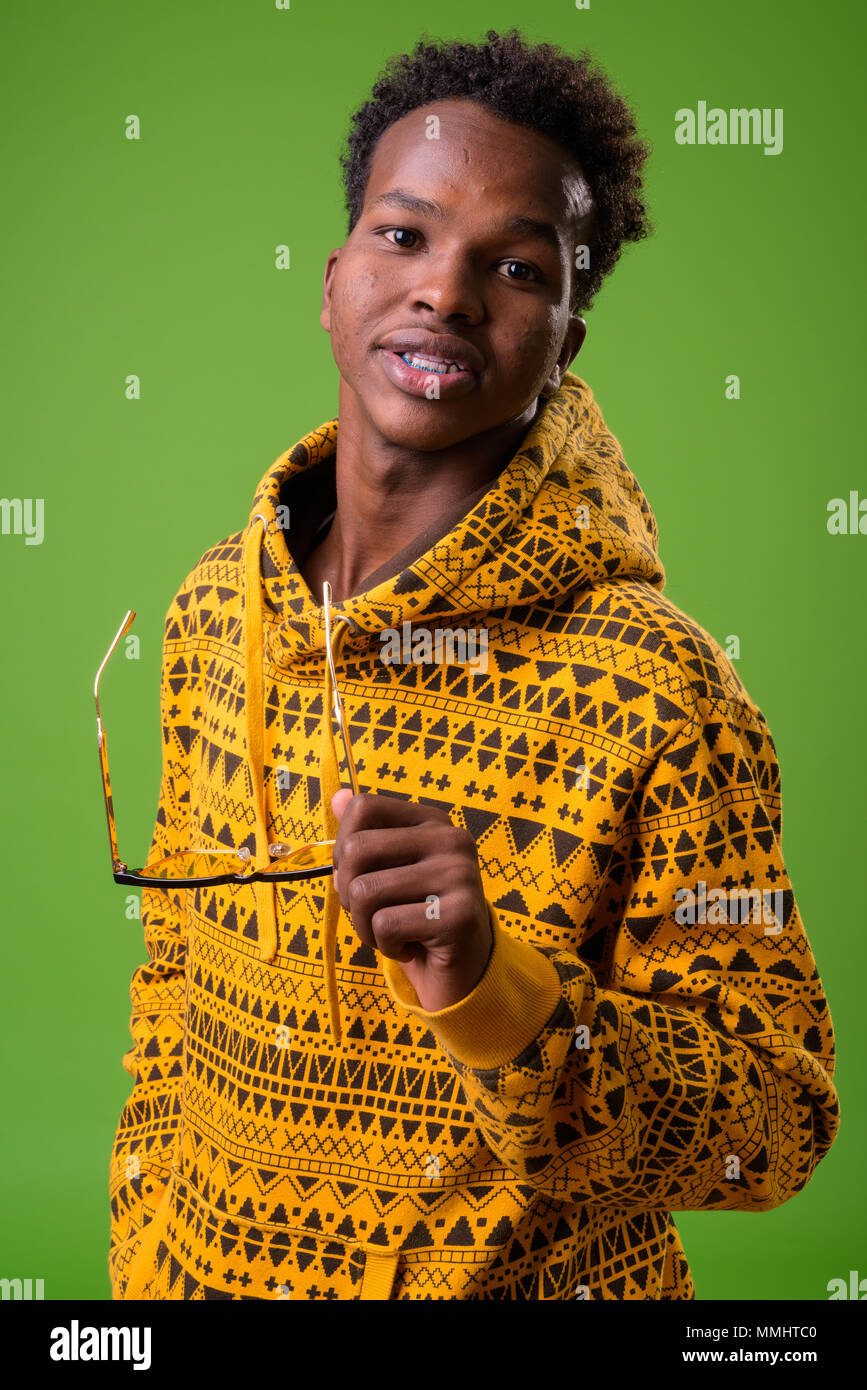 Jeune homme africain contre un arrière-plan vert Banque D'Images