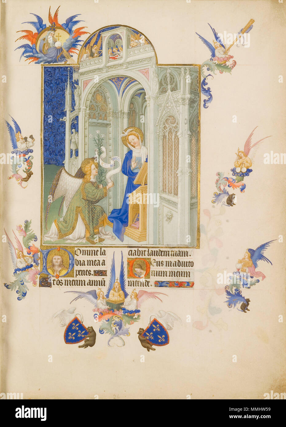 . Français : La vierge à un pupitre et l'ange Gabriel dans un bâtiment gothique. Dieu le père est présent hors du cadre en haut à gauche. La miniature est doubles avec salle d'anges, d'ours et de cygnes portant en bas les armes du duc de Berry Folio 26r - l'Annonciation Banque D'Images