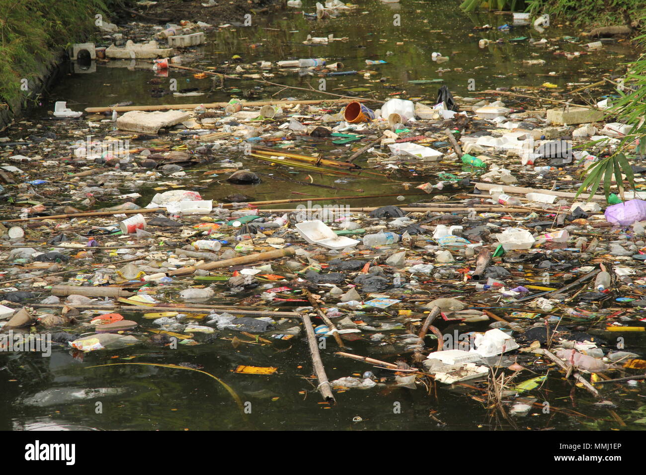 Les déchets en plastique dans une rivière en Indonésie, près de Ponorogo Banque D'Images