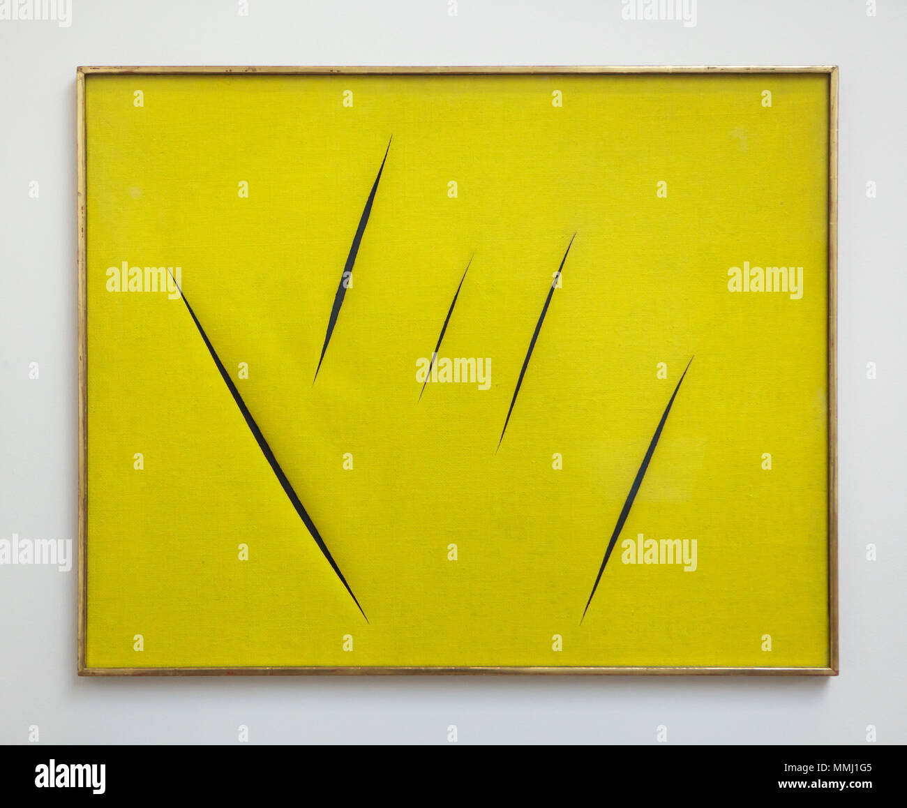 Peinture 'Concetto Spaziale, attentes' (1959) par le peintre italien Lucio Fontana sur l'affichage à l'exposition 'WOW ! La Heidi Horten Collection' dans le Leopold Museum de Vienne, en Autriche. L'exposition présentant les chefs-d'oeuvre de l'une des plus impressionnantes collections privées d'Europe s'exécute jusqu'à 29 juillet 2018. Banque D'Images