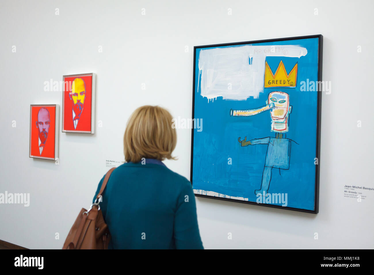 Visiteurs en face de la peinture "greedy" (1986) par l'artiste américain Jean-Michel Basquiat présentés à l'exposition 'WOW ! La Heidi Horten Collection' dans le Leopold Museum de Vienne, en Autriche. L'exposition présentant les chefs-d'oeuvre de l'une des plus impressionnantes collections privées d'Europe s'exécute jusqu'à 29 juillet 2018. Lénine 'peintures' par le peintre américain Andy Warhol sont vus dans l'arrière-plan. Banque D'Images