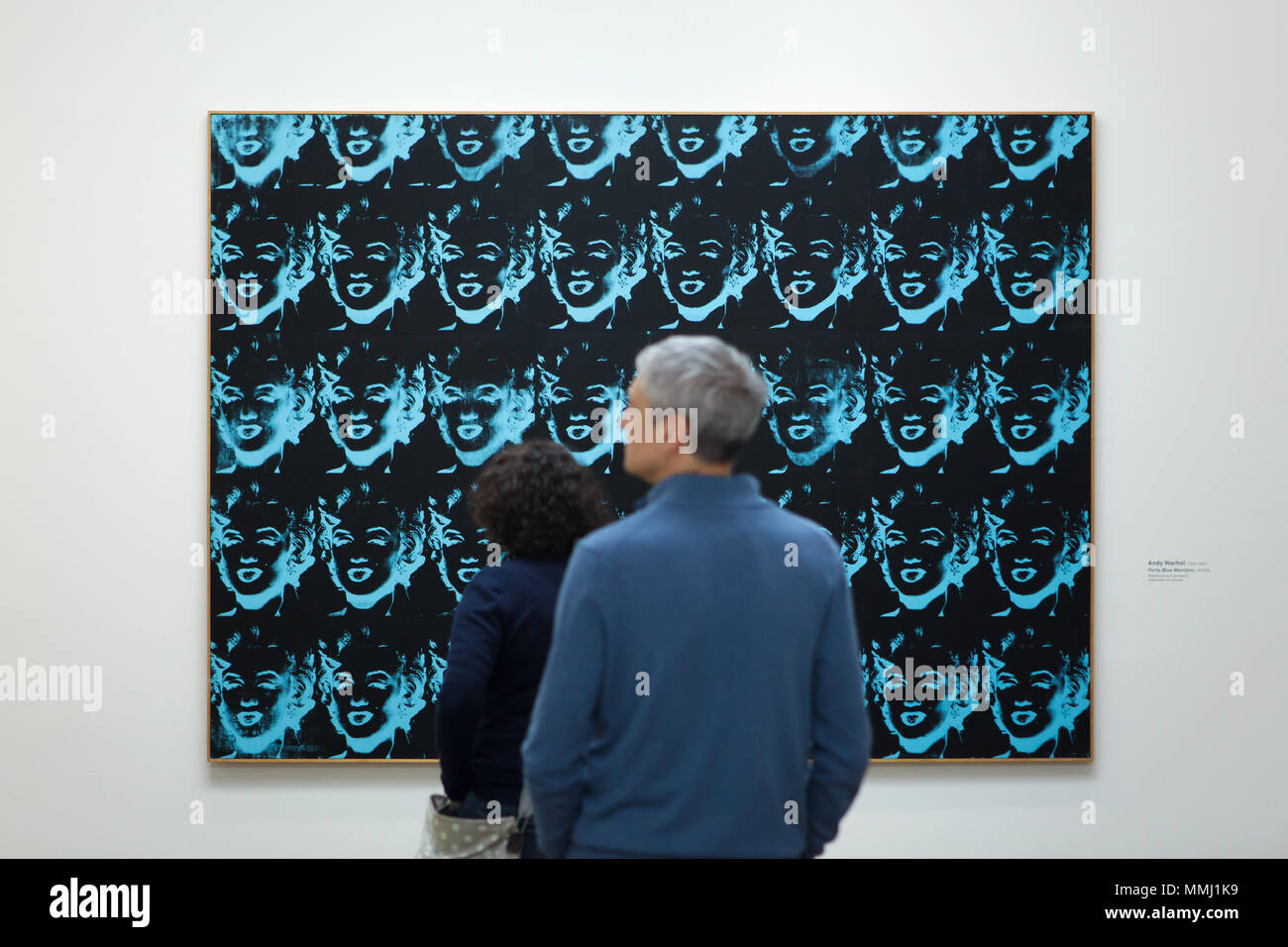 Visiteurs en face de la peinture 'quarante' Marilyns bleu (1978-1980) par le peintre américain Andy Warhol présentés à l'exposition 'WOW ! La Heidi Horten Collection' dans le Leopold Museum de Vienne, en Autriche. L'exposition présentant les chefs-d'oeuvre de l'une des plus impressionnantes collections privées d'Europe s'exécute jusqu'à 29 juillet 2018. Banque D'Images