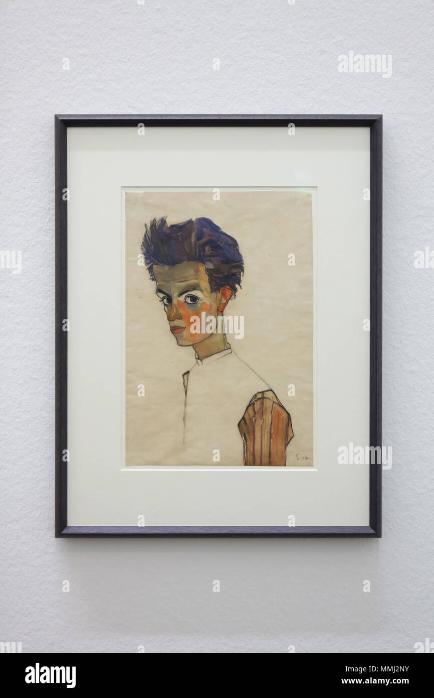 "Auto-portrait Dessin de Shirt' (1910) par le peintre expressionniste autrichien Egon Schiele affichée à son exposition rétrospective au Musée Leopold de Vienne, en Autriche. L'exposition du centenaire de la mort d'Egon Schiele exécute jusqu'au 4 novembre 2018. Banque D'Images