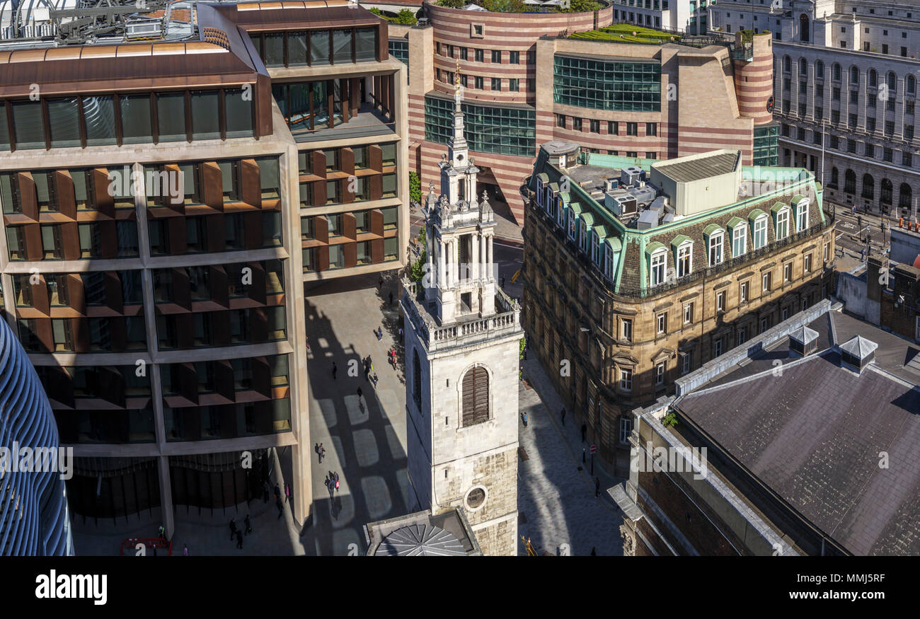 Nouveaux et anciens : Tour de l'église Troglodyte historique St Stephen Walbrook, London EC4 avec Bloomberg Londres Building et City of London Magistrates Court Banque D'Images