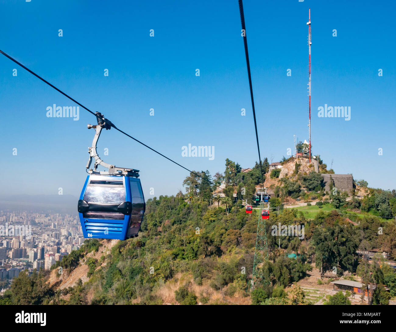 Téléphériques menant au sommet de colline de San Cristobal, Santiago, Chili et vue de ville avec le smog visible Banque D'Images