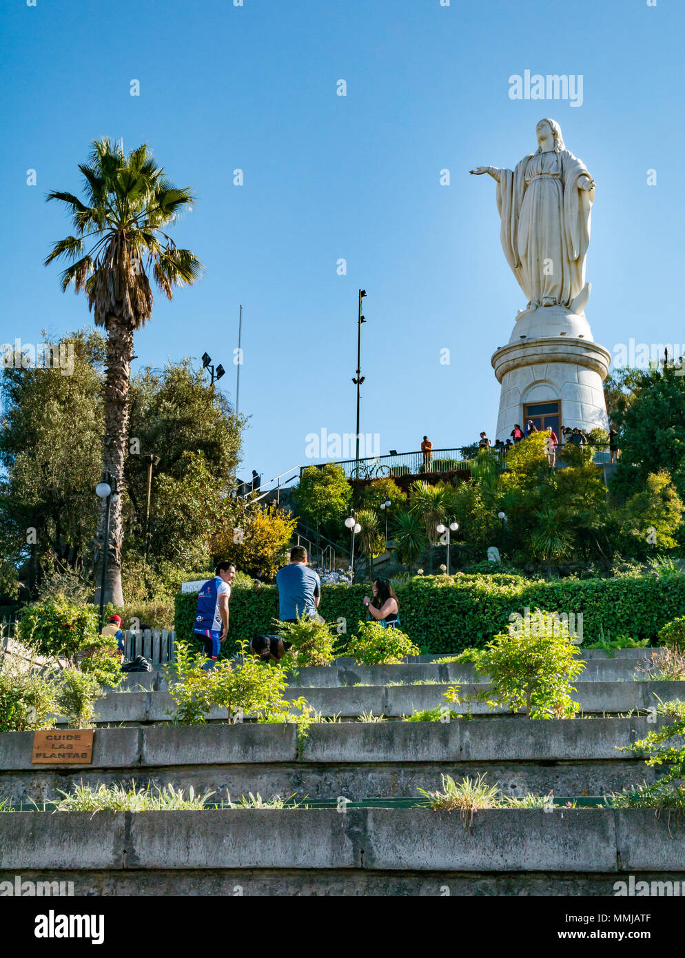 Les gens le dimanche de Pâques, Vierge de l'Immaculée Conception statue, haut de colline de San Cristobal, Santiago, Chili, le dimanche de Pâques Banque D'Images
