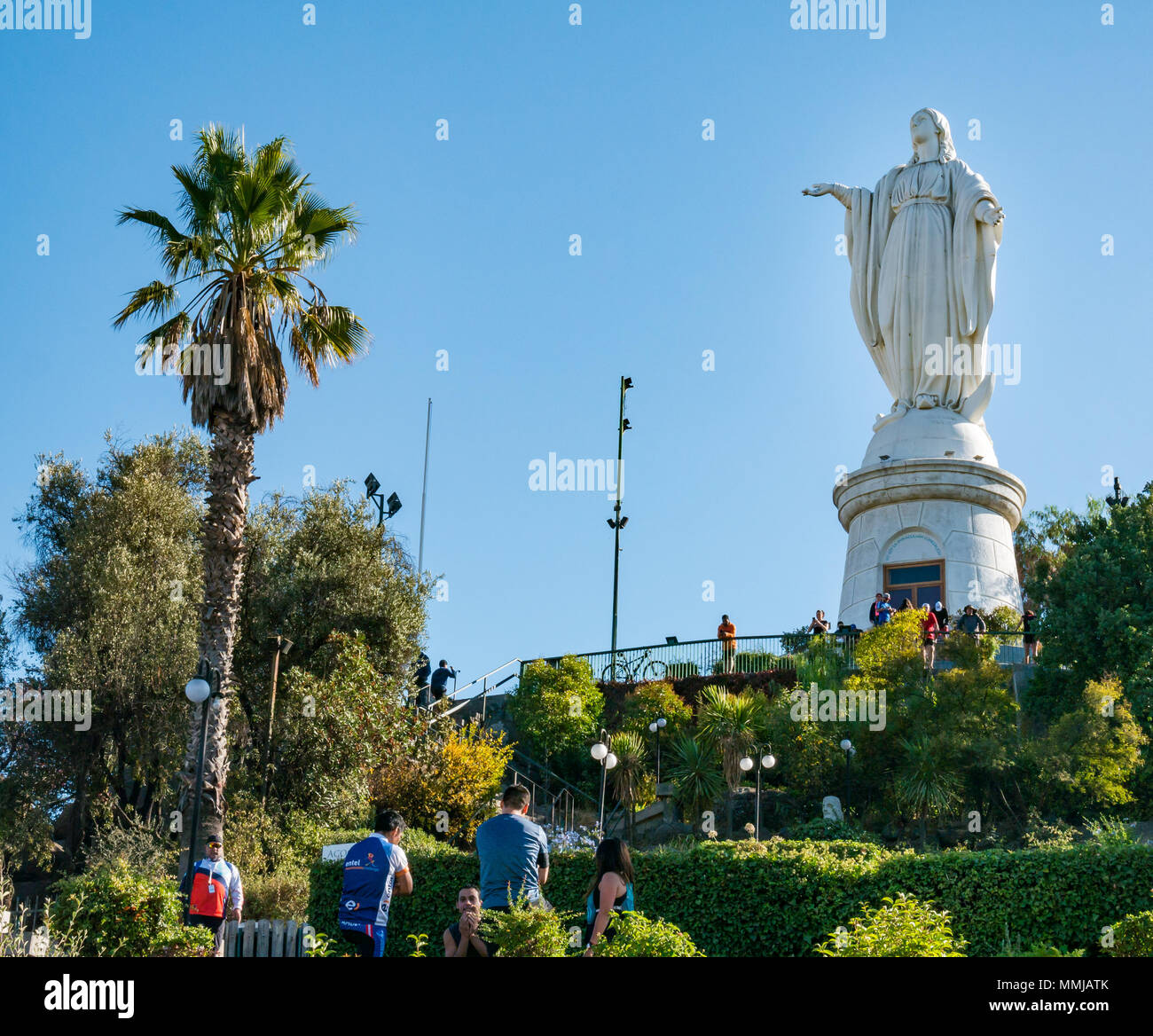 Les gens le dimanche de Pâques, Vierge de l'Immaculée Conception statue, haut de colline de San Cristobal, Santiago, Chili, le dimanche de Pâques Banque D'Images