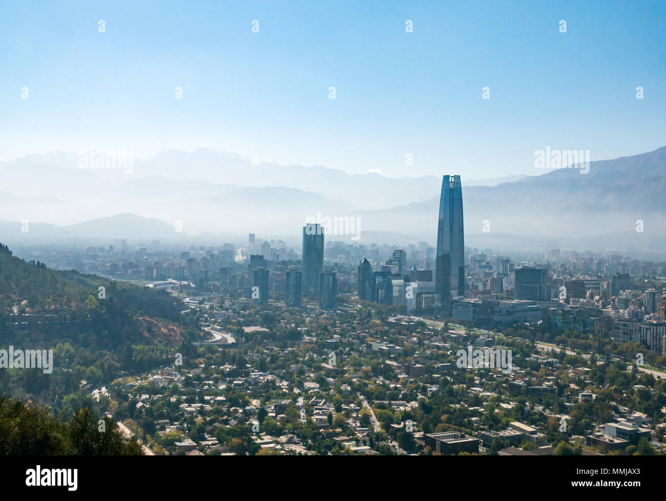 Vue paysage urbain d'une grande tour de Santiago et contreforts des Andes à partir de la colline de San Cristobal, Santiago, Chili, Amérique du Sud, avec couche de smog visible Banque D'Images