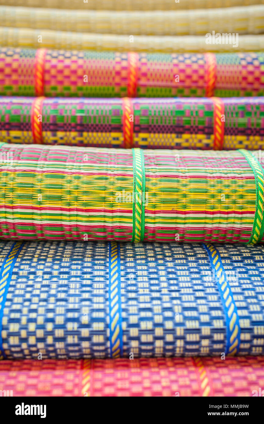 Coloful tapis tissés fabriqués à partir de roseaux secs, homemake locaux de la Thaïlande Banque D'Images