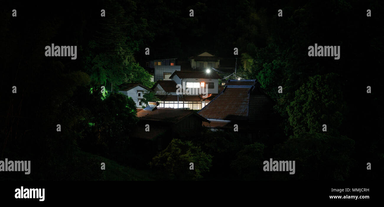 Grande maison dans les bois japonais avec des lumières sur la nuit Banque D'Images