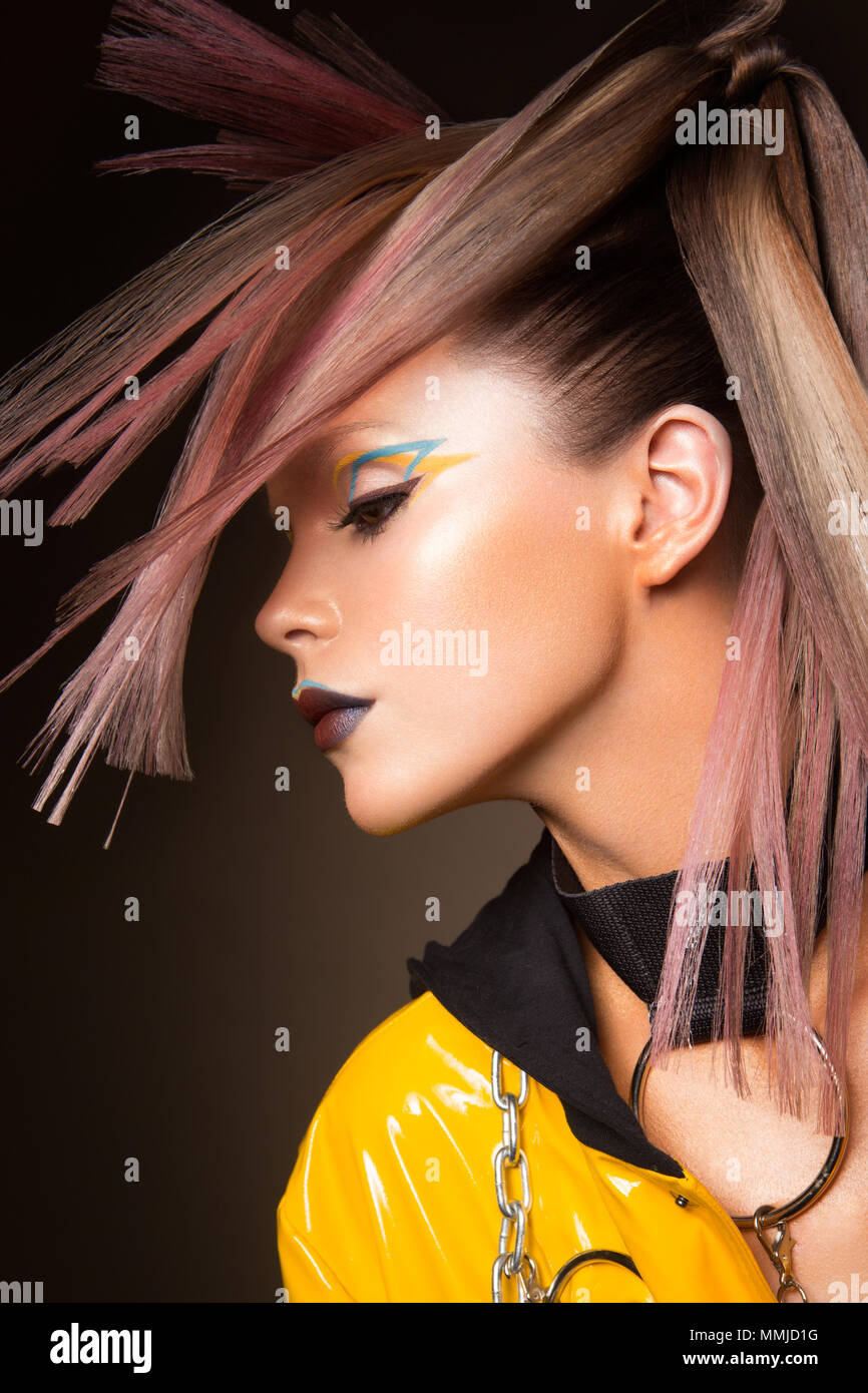 Modèle de mode femme en lumières colorées, portrait de beau party girl, maquillage, coupe de cheveux. Art design composent colorés. Banque D'Images