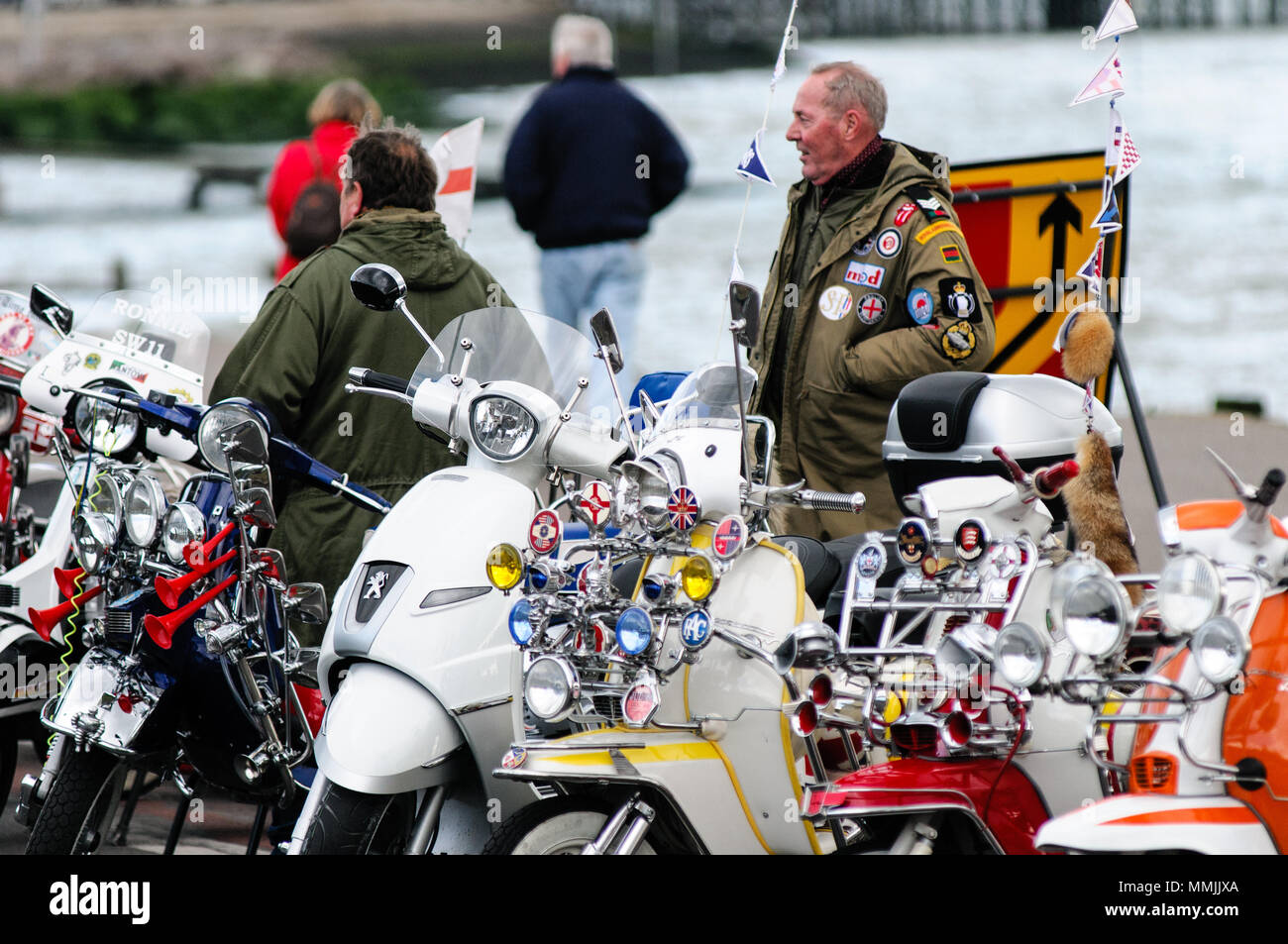 Southend, Angleterre - 17 avril 2017. Les amateurs de scooter afficher leur style mod des scooters. Banque D'Images