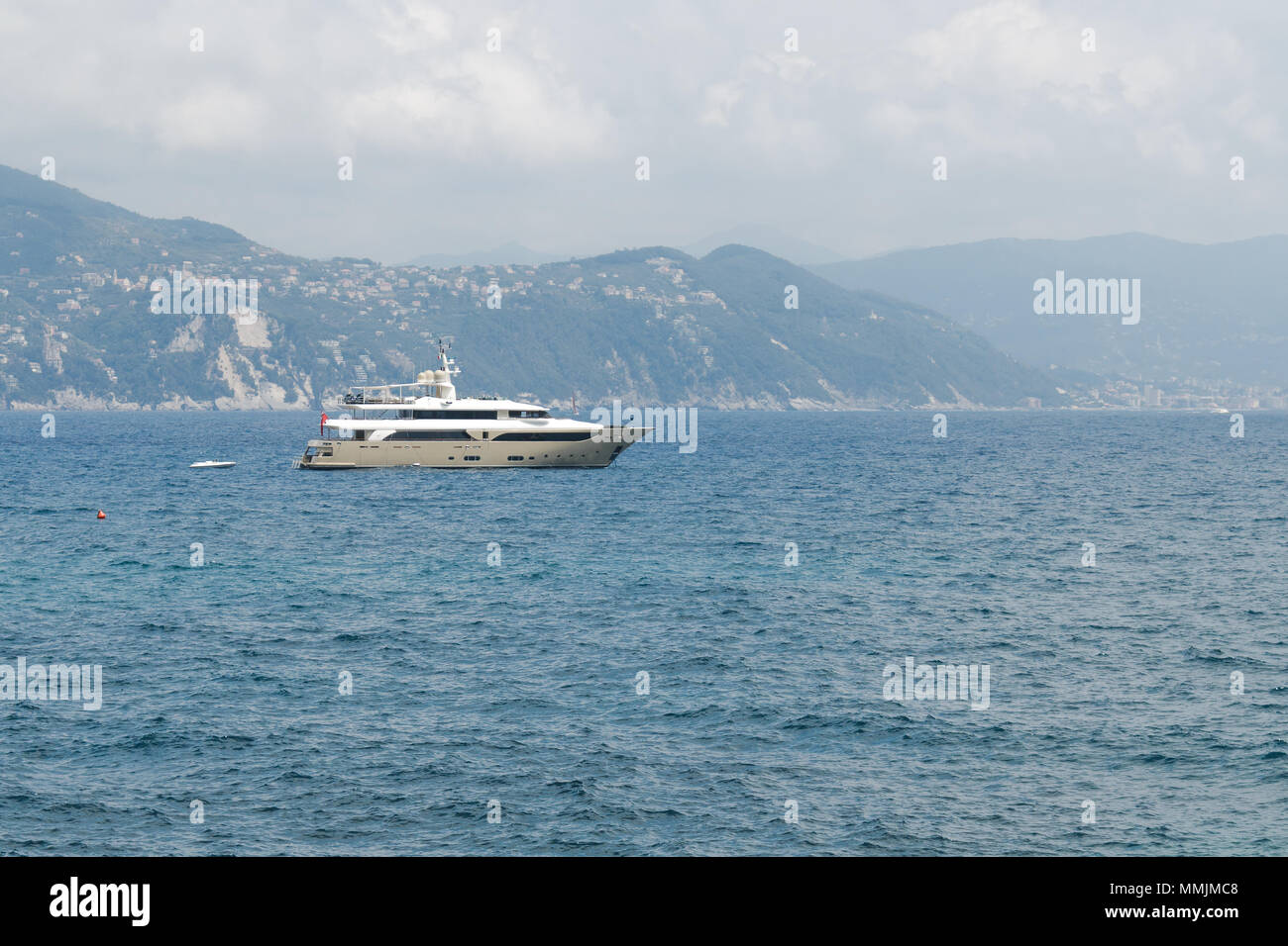 Yacht de luxe dans les mer, Italie près de tempête Banque D'Images