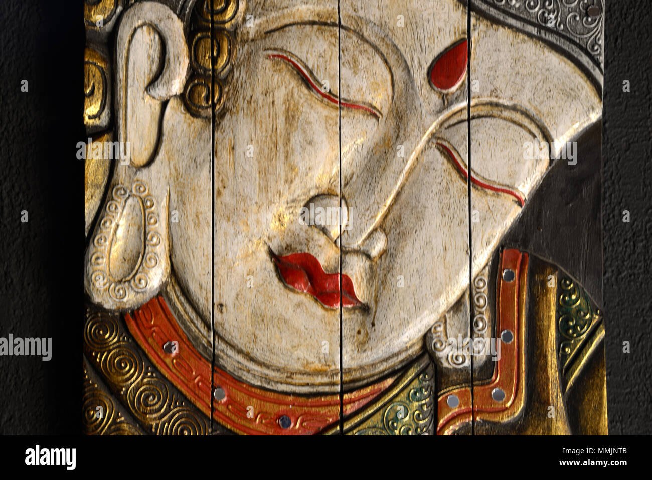 Image Portrait d'hommes et de Bouddha en bois sculpté ou Bas-Relief Banque D'Images
