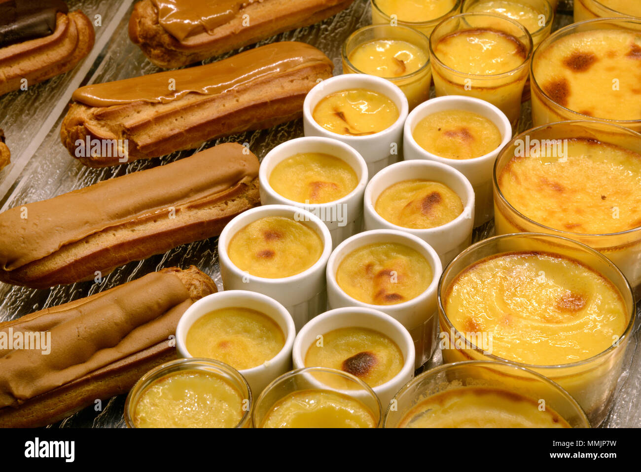 Affichage des crèmes caramels Café & viennoiseries ou gâteaux éclairs dans une pâtisserie française France Banque D'Images