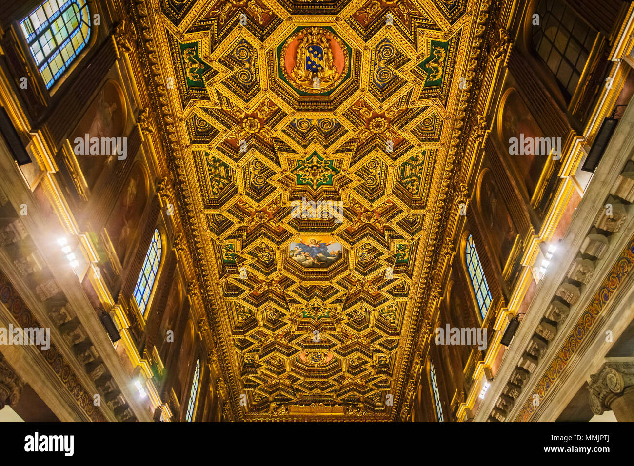 Rome, Italie, mars 2017 : détail du plafond en bois décoré de l'église de Santa Maria in Trastevere à Rome Banque D'Images