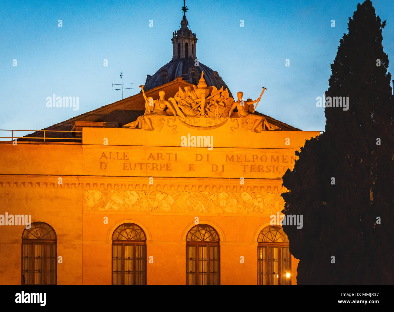 Rome, Italie, mars 2017 : détail de la façade extérieure du Teatro Argentina de Rome. Ce théâtre est célèbre pour avoir accueilli la première représentation, sur F Banque D'Images