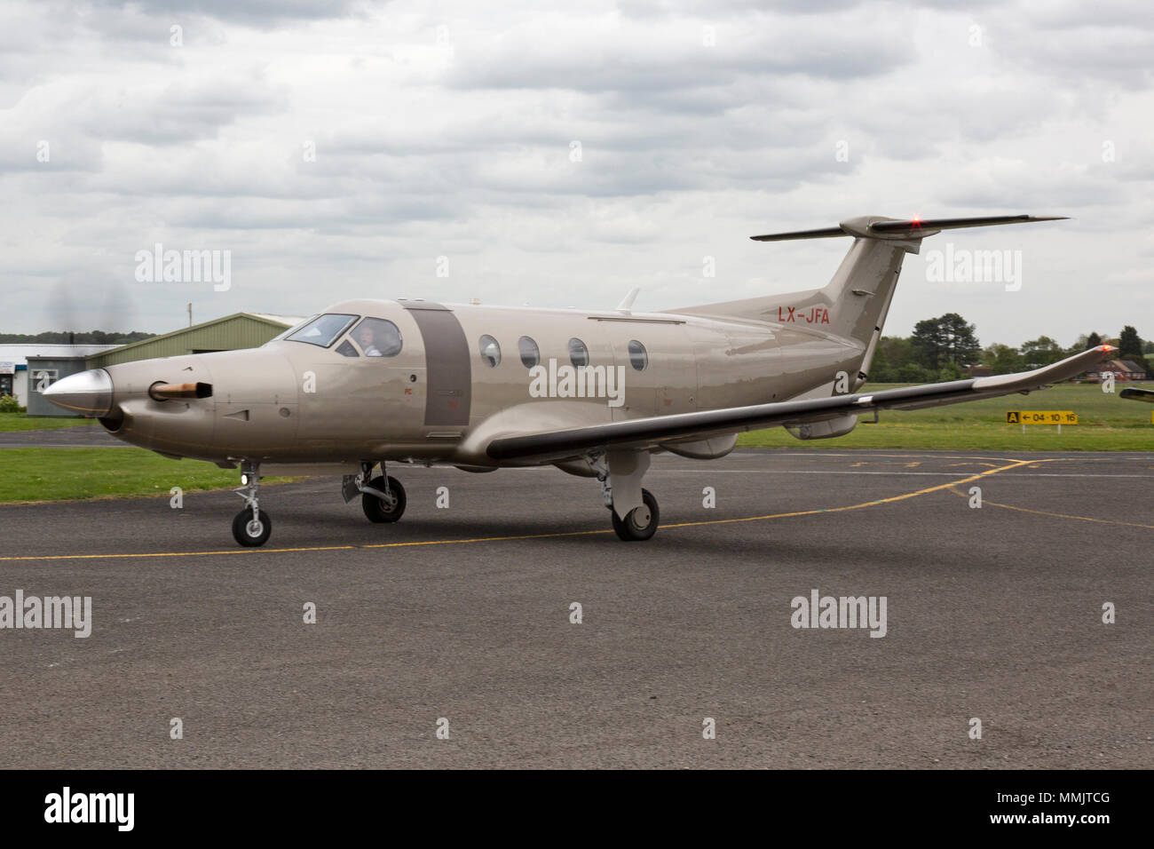 Un Pilatus PC-12/47E Direction de l'aviation d'affaires à turbopropulseur, enregistrée au Luxembourg comme LX-JFA, à Wolverhampton Halfpenny Green Airport en Angleterre. Banque D'Images