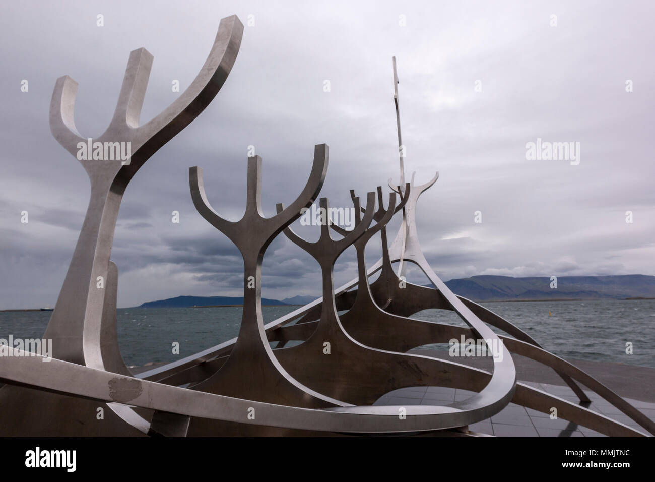 Le soleil Voyager est une sculpture par Jón Gunnar Árnason, situé à côté de la route Saebraut à Reykjavík, Banque D'Images