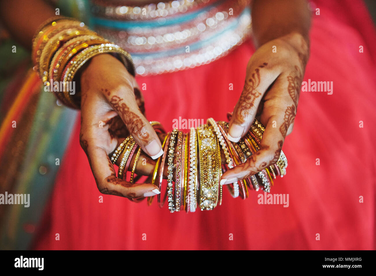 Le tatouage sur la main de l'épouse indienne ou mehndi (henné) avec bracelets et la tenue d'un grand nombre de bracelets (bangle) à mettre sur un autre côté, close-up Banque D'Images