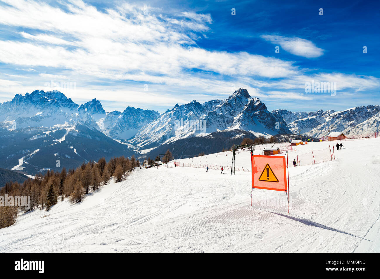 Ski Run dangereux signalé avec un panneau d'avertissement rouge, San Candido, Italie Banque D'Images
