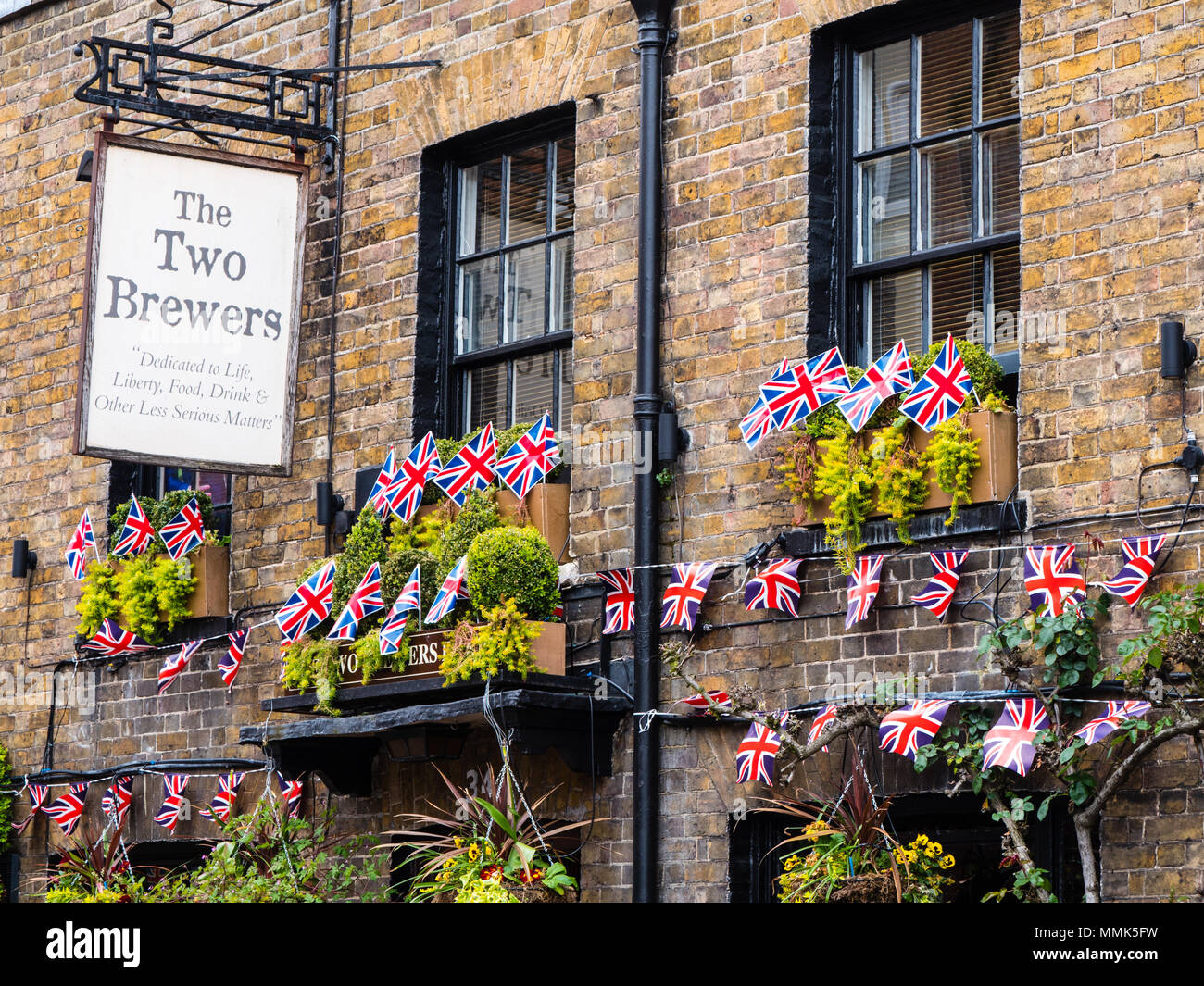 Drapeaux pour célébrer Harry et Meghan s, 2018 Mariage Royal, les deux brasseries Pub, rue Park, Windsor, Berkshire, Angleterre, RU, FR. Banque D'Images