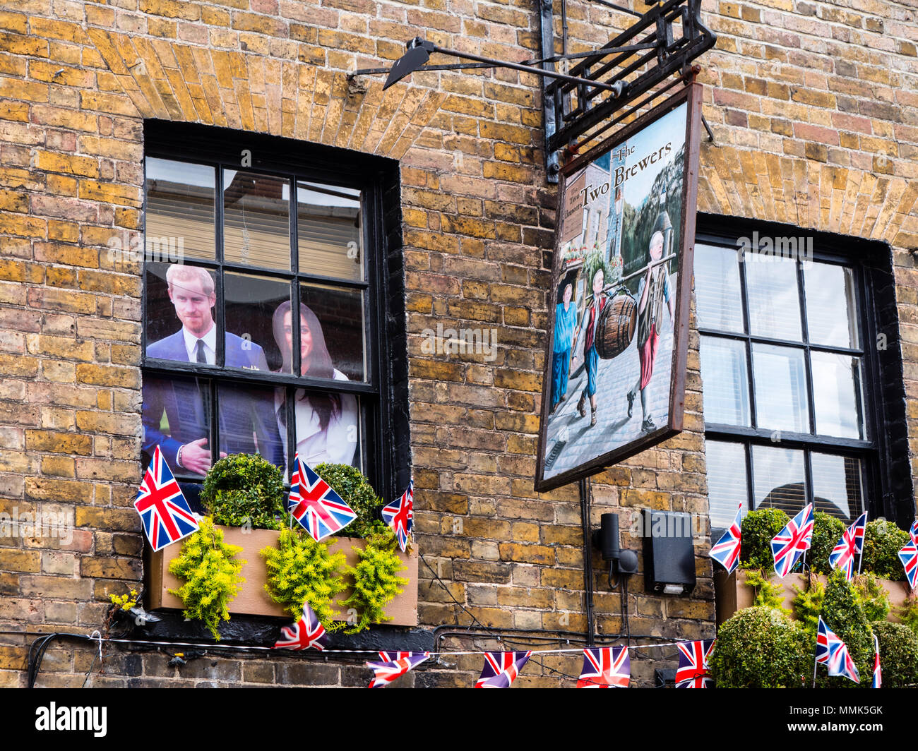 Drapeaux pour célébrer Harry et Meghan s, 2018 Mariage Royal, les deux brasseries Pub, rue Park, Windsor, Berkshire, Angleterre, RU, FR. Banque D'Images