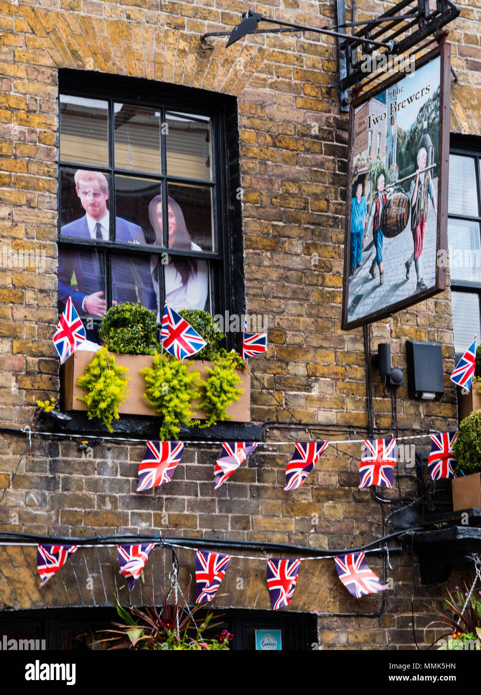 Drapeaux pour célébrer Harry et Meghan s, 2018 Mariage Royal, les deux brasseries Pub, rue Park, Windsor, Berkshire, Angleterre, RU, FR. Banque D'Images