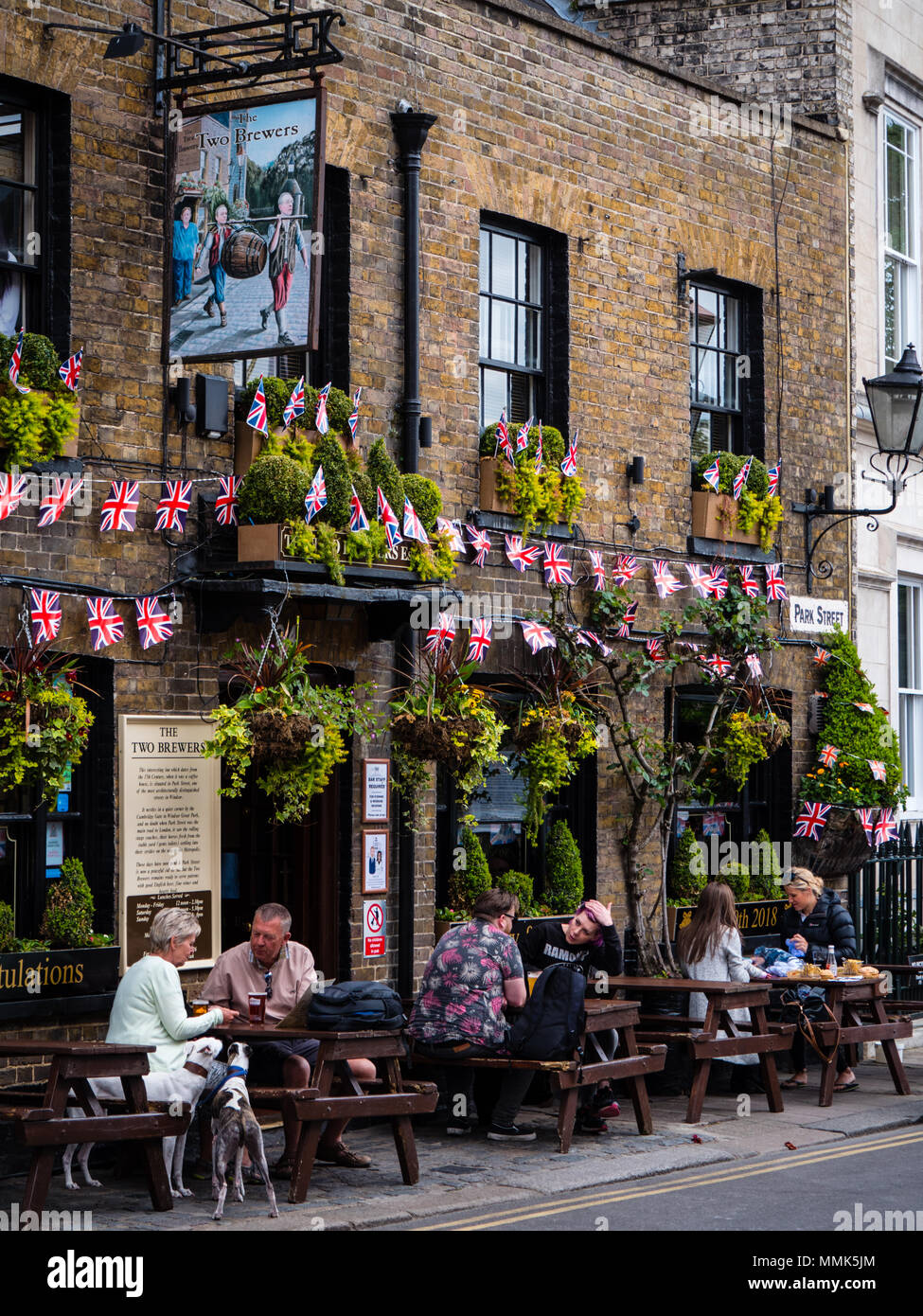 Drapeaux pour célébrer Harry et Meghan s, 2018 Mariage Royal, les deux brasseries Pub, rue Park, Windsor, Berkshire, Angleterre, RU, FR. Banque D'Images