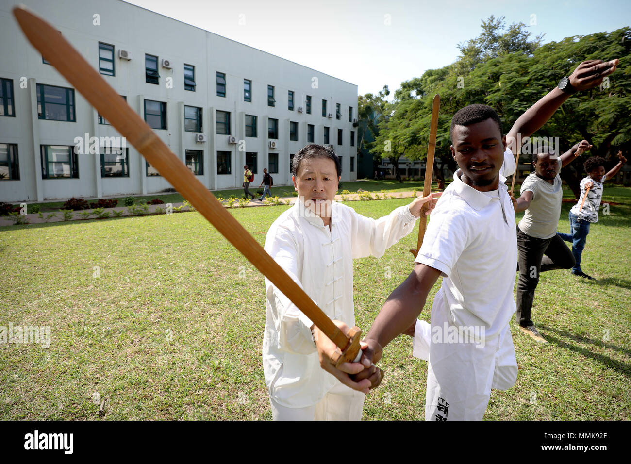 Maputo, Mozambique. Le 11 mai, 2018. Les élèves à apprendre le Kung Fu chinois de l'Université Eduardo Mondlane à Maputo, Mozambique, le 11 mai 2018. Que les relations entre la Chine et le Mozambique continuent à se réchauffer sur la base de l'amitié traditionnelle, la communication entre les gens des deux pays dans le domaine culturel s'accroît de jour en jour. De plus en plus de Mozambicains ont approfondi leur compréhension de la Chine et de la culture chinoise traditionnelle et moderne. Credit : Wang Teng/Xinhua/Alamy Live News Banque D'Images