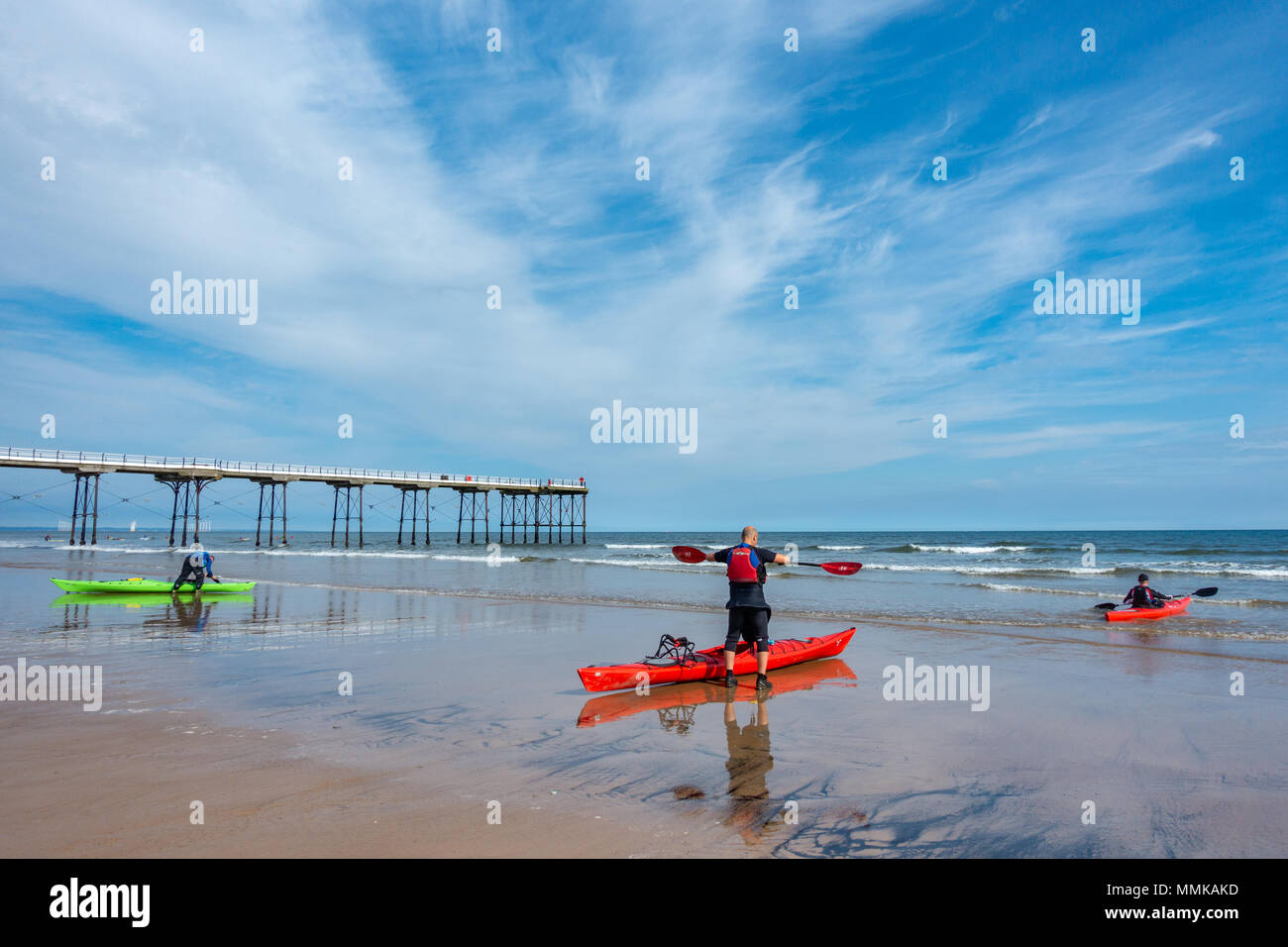 Canoéistes sortant de Saltburn par la mer, Yorkshire du Nord, Angleterre, Royaume-Uni. Banque D'Images