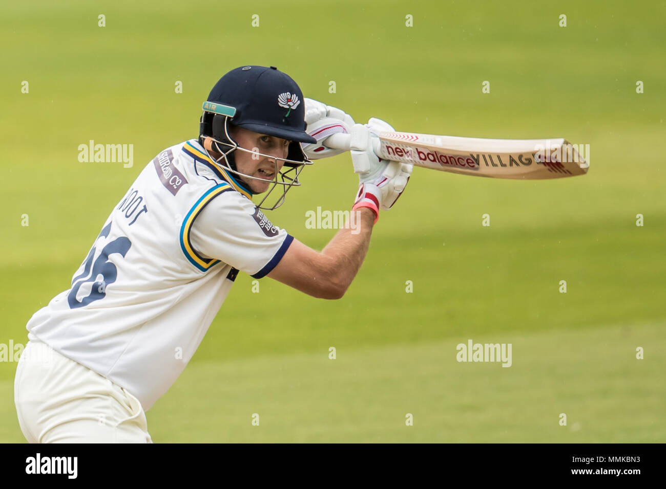 London,UK. 12 mai, 2018. Joe au bâton de racine pour le Yorkshire contre Surrey sur la deuxième journée du Championnat du comté de Specsavers match à l'Ovale. David Rowe/Alamy Live News Banque D'Images