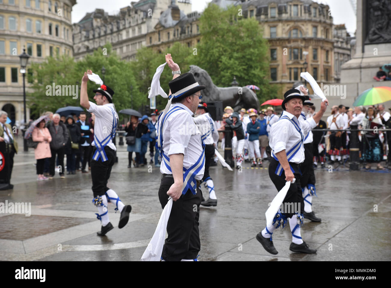 Trafalgar Square, Londres, Royaume-Uni. 12 mai 2018. Morris Dancers de toute l'Angleterre inscrivez-vous la Westminster Morris Personnes pour une journée de la danse. Crédit : Matthieu Chattle/Alamy Live News Banque D'Images