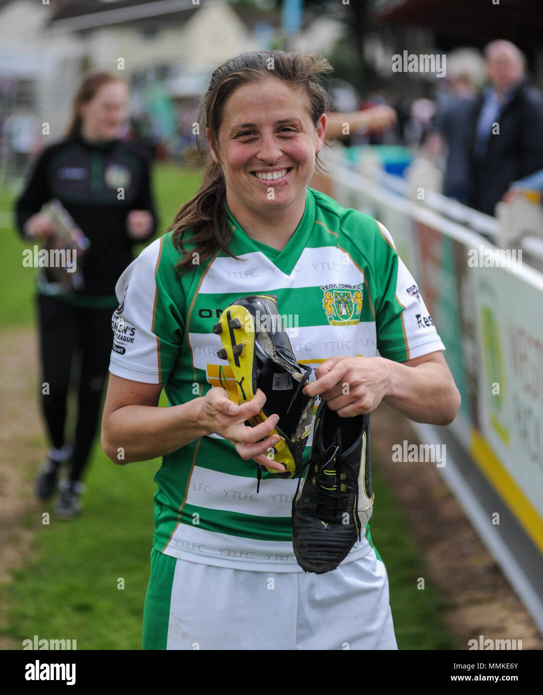 Taunton, Angleterre. 12 mai 2018. Annie Heatherson de Yeovil affiche son usés, déchirés chaussures de foot après le match entre WSL Yeovil Town FC chers et Bristol City FC Femmes au stade Viridor. © David Partridge / Alamy Live News Banque D'Images