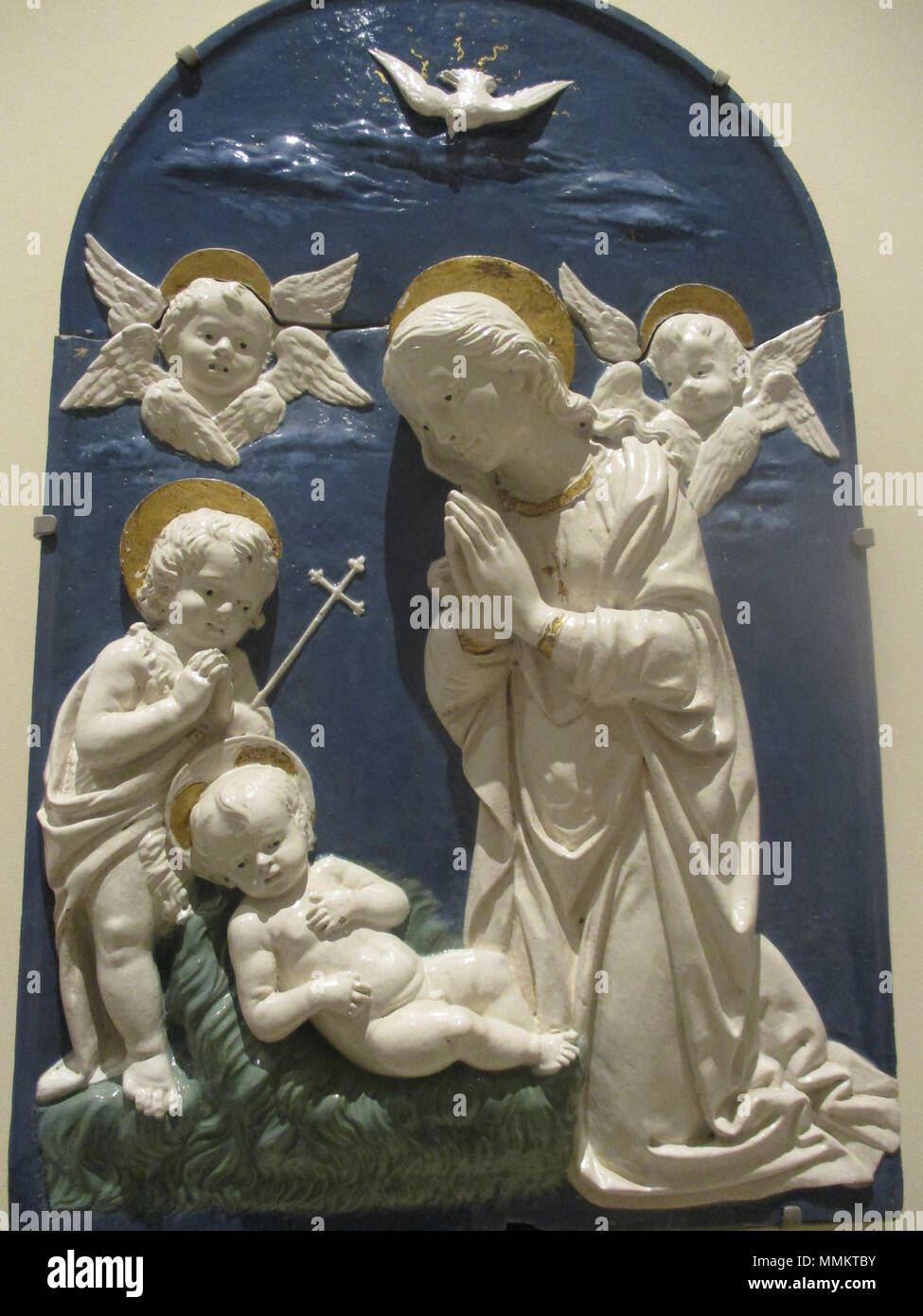 . English : Vierge à l'enfant avec saint Jean-Baptiste, deux séraphins et la colombe du Saint-Esprit, l'atelier des Della Robbia, après 1520. Collection du Petit Palais (Paris) ; jambes Dutuit (1902), inventaire SDUT01163. . Vers 1520. Atelier Della Robbia Della Robbia Paris Banque D'Images . English : Vierge à l'enfant avec saint Jean-Baptiste, deux séraphins et la colombe du Saint-Esprit, l'atelier des Della Robbia, après 1520. Collection du Petit Palais (Paris) ; jambes Dutuit (1902), inventaire SDUT01163. . Vers 1520. Atelier Della Robbia Della Robbia Paris Banque D'Images